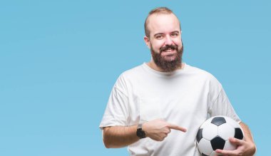 Futbol futbol topu izole arka plan üzerinde çok mutlu el ve parmak ile işaret tutan genç beyaz hipster adam