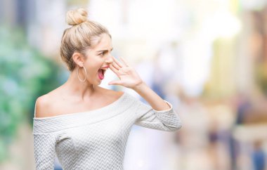 Genç güzel sarışın ve mavi gözlü kadın bağırarak ve ağzı üzerinde el ile yan için çığlık izole arka plan yüzünden. İletişim kavramı.