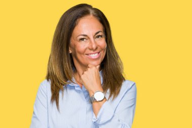 Güzel orta yaş iş izole arka plan emin çapraz kollar ve çeneme kaldırdı el ile gülümseme ile kamera seyir yetişkin kadın. Pozitif düşünce.