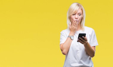 Sessizlik, gizli kavram Smartphone için hata, korku, ifade izole arka kapak ağız utanç ile şok el ile üzerinden kullanan genç güzel sarışın kadın korkuttu