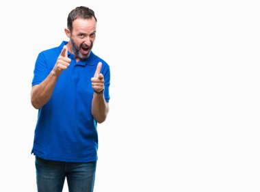 Orta yaş için fotoğraf makinesi ile mutlu ve komik yüz parmakları işaret izole arka plan üzerinde ağarmış komuta sizde. İyi enerji ve vibes.