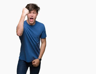 Öfkeli ve sinirli sinirli ve öfke ile bağırarak süre öfkeli yumruk yükselterek izole arka plan üzerinde mavi t-shirt giyen genç yakışıklı adam. Öfke ve agresif kavramı.