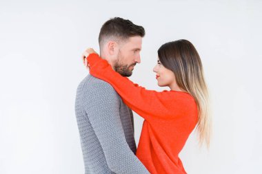 Güzel genç bir çift aşık, Öpüşme ve birbirlerine sarılma. Romantik ilişki.