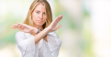 Güzel genç zarif kadın yüzünden izole arka plan ret ifade geçiş silah eksi işareti, kızgın surat yapıyor