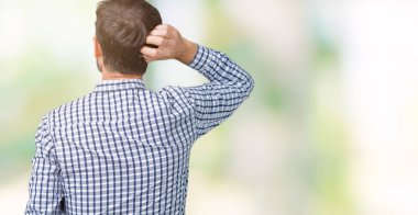 İzole arka plan geriye düşünme hakkında şüphe ile baş taraftan üzerinde gözlük takan yakışıklı orta yaş zarif komuta sizde