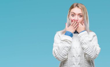Üzerinde kış kazak giyen genç sarışın kadın arka plan ağız hata için elleriyle kapsayan şok izole. Gizli kavramı.