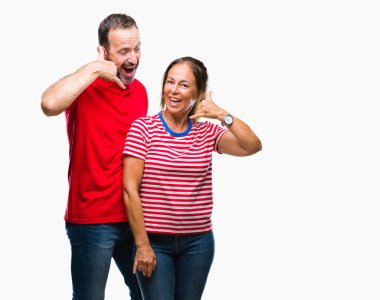 Orta yaş İspanyol çift aşk yapıyor gülümseyen izole arka plan üzerinde telefon hareketi ile el ve parmak telefonda konuşuyor gibi. Kavramları iletişim.