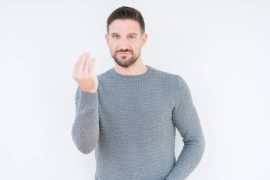 Genç yakışıklı adam giyen sıradan kazak izole arka yapıyor İtalyan üzerinde el ve parmak emin ifadeyle jest