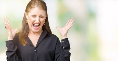 Güzel orta yaş olgun iş kadını deli ve silah ile başarı için deli kutluyor izole arka plan üzerinde kaldırdı ve heyecanlı çığlık gözler kapalı. Kazanan kavramı