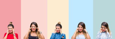 Genç güzel kadın parmakları ile yüksek sesle müzik gürültü rahatsız ifade kulaklarıyla kapsayan renkli çizgili izole arka plan yüzünden kolaj. Sağır kavramı.