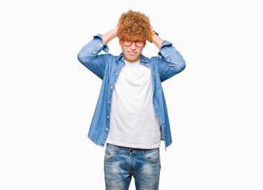 Yakışıklı genç afro saçlı gözlük çünkü umutsuz ve stresli baş ağrısı acı acı ve migren. Ellerini kafasına.