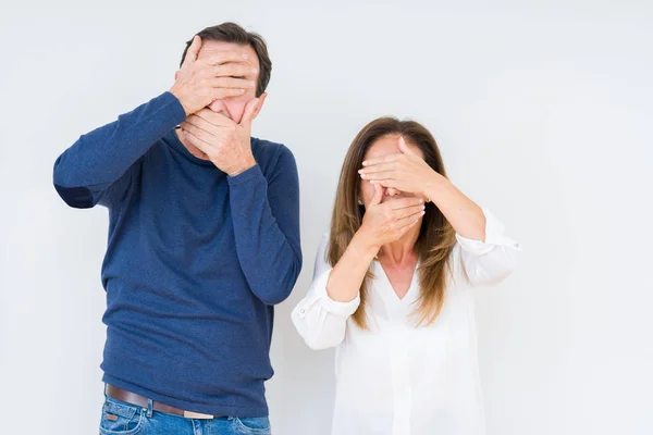 Mooie Middelbare Leeftijd Geïsoleerde Achtergrond Bedekking Ogen Mond Met Handen — Stockfoto