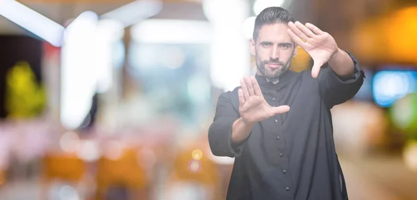 Joven Sacerdote Cristiano Sobre Fondo Aislado Sonriendo Haciendo Marco Usando — Foto de Stock