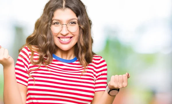 Mooie Jongedame Bril Vieren Verrast Verbaasd Voor Succes Met Armen — Stockfoto