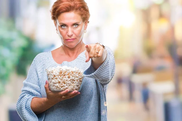 Atrractive Anziana Donna Rossa Caucasica Mangiare Popcorn Sfondo Isolato Puntando — Foto Stock