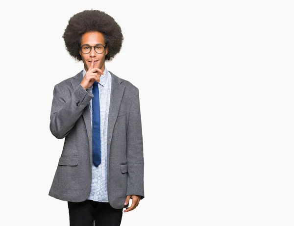 Joven Hombre Negocios Afroamericano Con Cabello Afro Usando Gafas Pidiendo —  Fotos de Stock