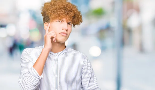 Mladý Pohledný Obchodní Muž Afro Vlasy Nosí Elegantní Tričko Rukou — Stock fotografie