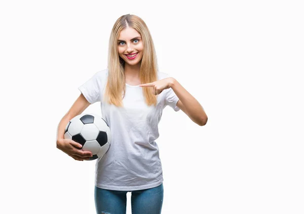 Jovem Bela Mulher Loira Segurando Bola Futebol Sobre Fundo Isolado — Fotografia de Stock