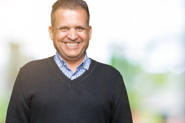 Hombre Guapo Mediana Edad Sobre Fondo Aislado Con Una Sonrisa —  Fotos de Stock