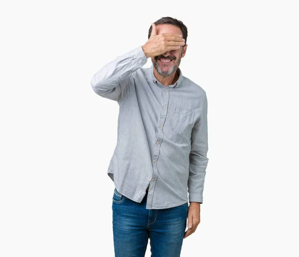 ハンサムな中年エレガントなシニア男性眼鏡を微笑し 笑う顔驚きの目を覆っている手で孤立の背景の上 視覚障害者の概念 — ストック写真