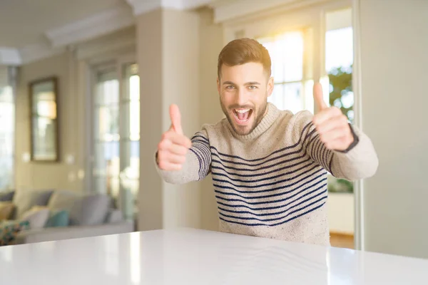 Joven Hombre Guapo Casa Aprobando Hacer Gesto Positivo Con Mano — Foto de Stock