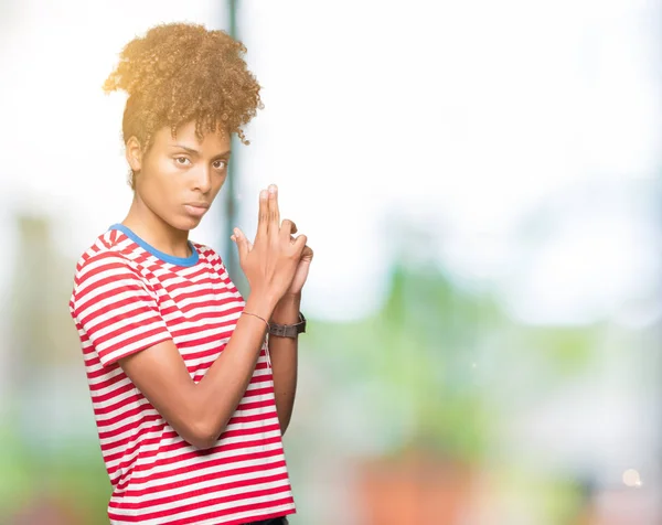 身振りを伴う象徴的な銃 射撃武器 怒った顔を殺して遊んで孤立の背景に美しい若いアフリカ系アメリカ人女性 — ストック写真