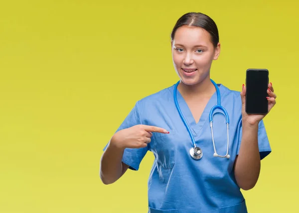 Unga Kaukasiska Läkare Kvinna Visar Smarpthone Över Isolerade Bakgrund Med — Stockfoto