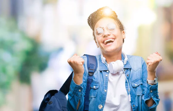 Unga Flätor Afroamerikanska Student Tjej Bär Ryggsäck Över Isolerade Bakgrund — Stockfoto