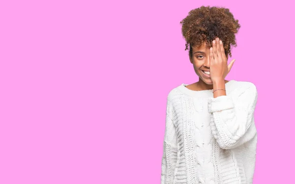 Linda Jovem Afro Americana Vestindo Camisola Inverno Sobre Fundo Isolado — Fotografia de Stock