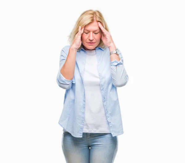 中年金发女人在孤立的背景下 手头疼痛的头部 因为压力 患偏头痛 — 图库照片