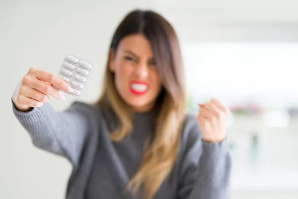 Mooie Jongedame Bedrijf Farmaceutische Pillen Thuis Boos Gefrustreerd Schreeuwen Met — Stockfoto