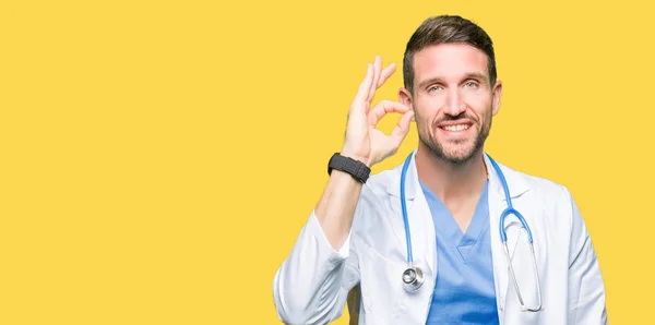 Yakışıklı Doktor Adam Izole Arka Plan Parmaklar Işaretiyle Yapıyor Olumlu — Stok fotoğraf