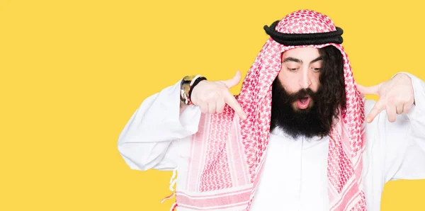 Arabischer Geschäftsmann Mit Langen Haaren Traditionellem Keffiyeh Schal Der Nach — Stockfoto
