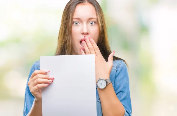 Junge Kaukasische Frau Hält Leeres Papierblatt Über Isoliertem Hintergrunddeckel Mund — Stockfoto