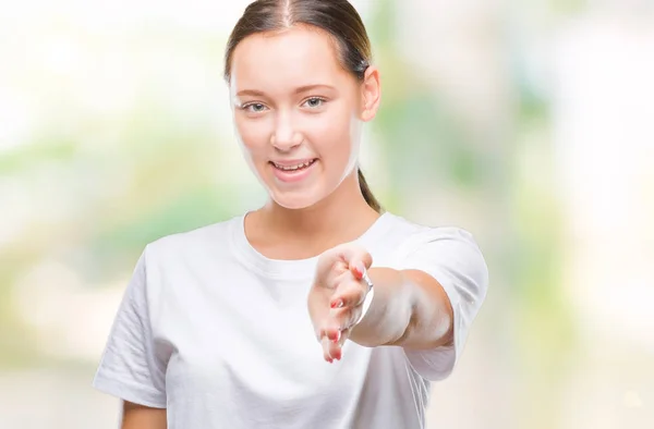 Mladá Krásná Žena Kavkazský Izolované Pozadí Úsměvem Přátelskou Nabídku Handshake — Stock fotografie