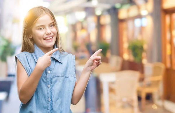 Mooi Meisje Geïsoleerde Achtergrond Glimlachen Kijken Naar Camera Met Twee — Stockfoto