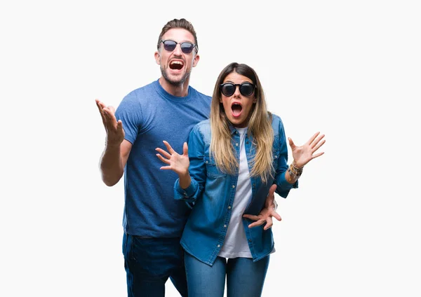 Pareja Joven Enamorada Usando Gafas Sol Sobre Fondo Aislado Celebrando —  Fotos de Stock