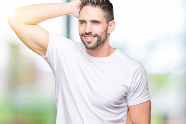 Przystojny Mężczyzna Noszenia Zewnątrz Tło Uśmiechający Się Pewnie Włosy Dotykając — Zdjęcie stockowe