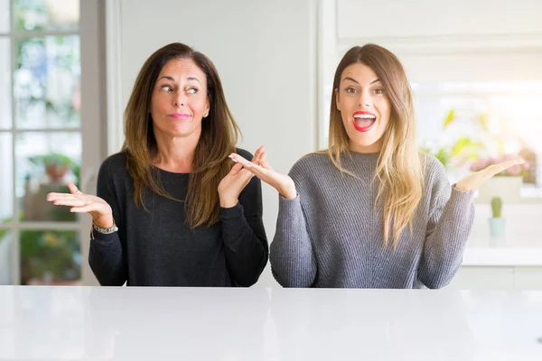 Vackra Familj Mor Och Dotter Tillsammans Hem Aningslös Och Förvirrade — Stockfoto