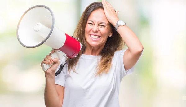 Mulher Hispânica Meia Idade Gritando Através Megafone Sobre Fundo Isolado — Fotografia de Stock