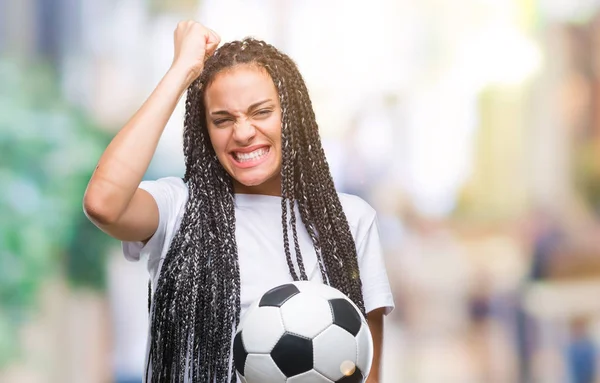 Joven Trenzado Pelo Afroamericano Chica Sosteniendo Pelota Fútbol Sobre Fondo —  Fotos de Stock