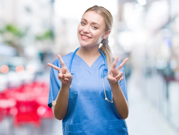 Joven Cirujana Rubia Doctora Sobre Fondo Aislado Sonriendo Mirando Cámara — Foto de Stock