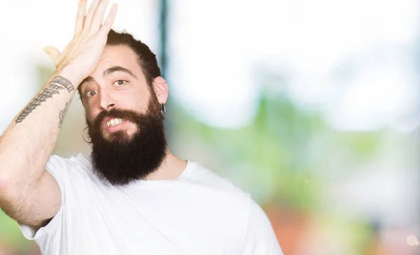 Joven Hombre Hipster Con Pelo Largo Barba Con Camiseta Blanca —  Fotos de Stock