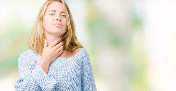 Mulher Bonita Vestindo Camisola Azul Sobre Fundo Isolado Tocando Pescoço — Fotografia de Stock