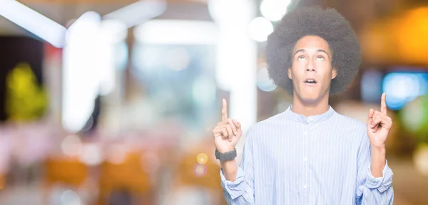 Young African American Man Afro Hair Amazed Surprised Looking Pointing — Stock Photo, Image