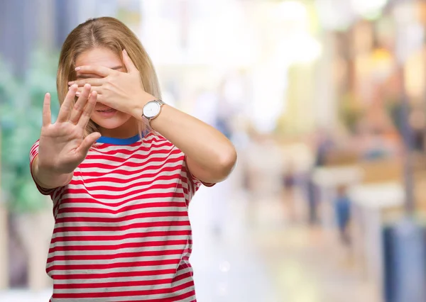 Genç Beyaz Kadın Izole Elleriyle Gözlerini Kapsayan Arka Plan Stop — Stok fotoğraf