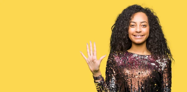 Menina Bonita Nova Com Cabelo Encaracolado Vestindo Vestido Festa Noite — Fotografia de Stock