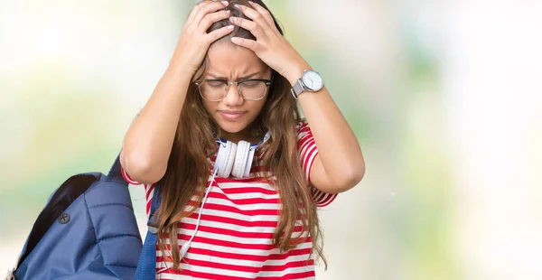 Jovem Bela Estudante Morena Usando Fones Ouvido Mochila Sobre Fundo — Fotografia de Stock