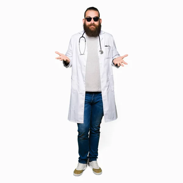 Ung Blond Läkare Man Med Skägg Bär Solglasögon Aningslös Och — Stockfoto
