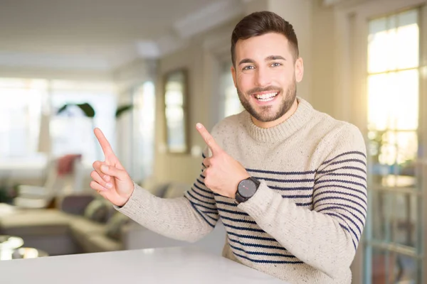 Joven Hombre Guapo Casa Sonriendo Mirando Cámara Apuntando Con Dos — Foto de Stock